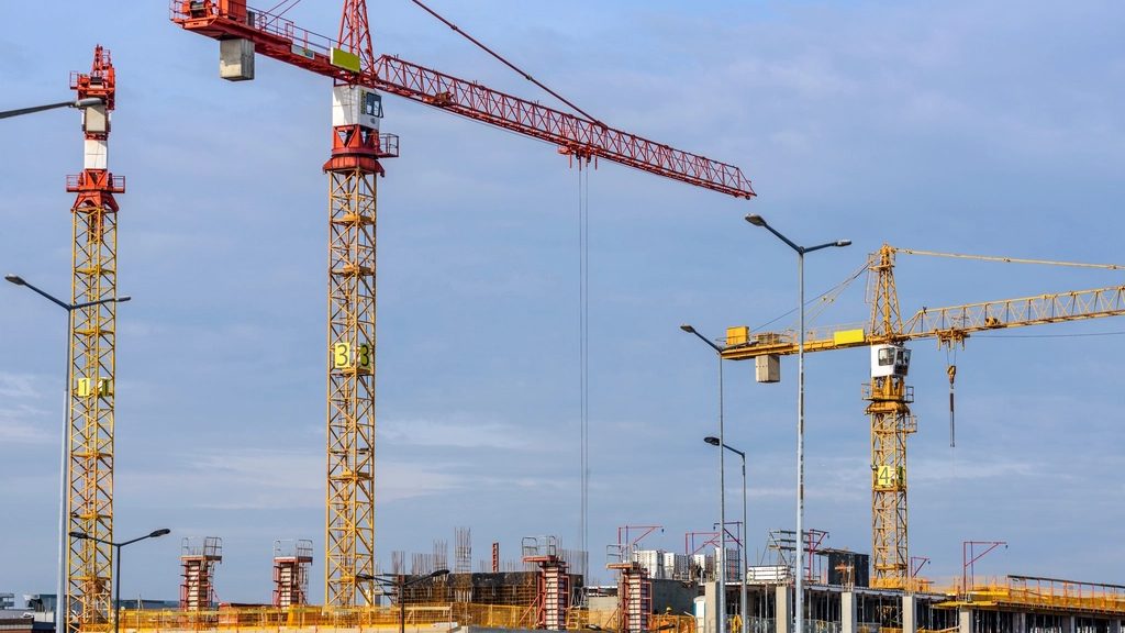 Kule vinçlerin çalıştığı bir şantiye